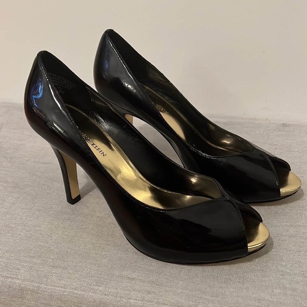 Anne Klein Black Patent Peep Toe 3.5" Heel - Size Women's 8.5